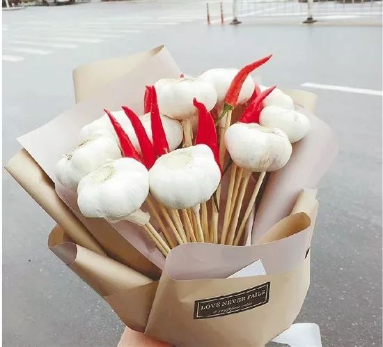 90后小伙追女孩不送鲜花送大蒜和辣椒,这算“作死”吗?