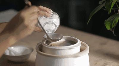 一张报纸暴露真实事件,一张红纸引发的血案