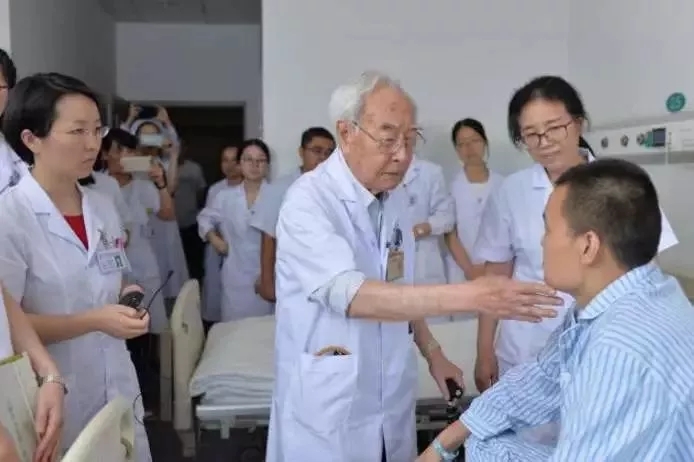 94岁医学教授遗体捐赠,96岁院士把百万奖金全捐