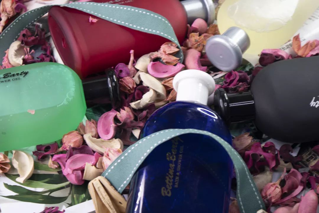 对不起，我没喷香水，那香味是我自带的