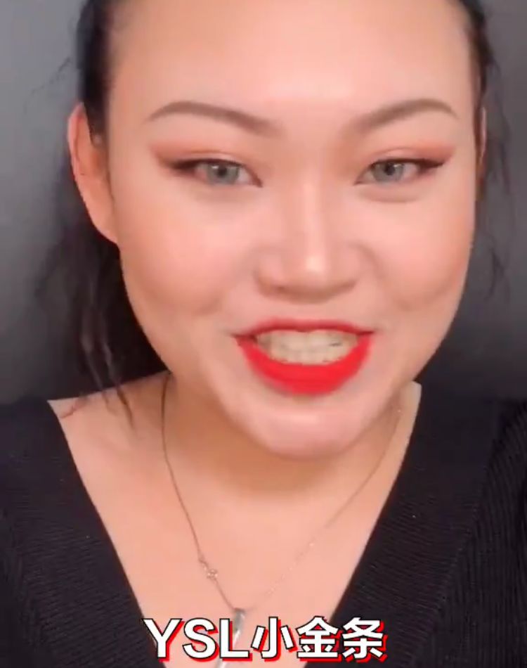 魔性表情夸张试色，她推荐的口红我却想全部收入囊中？
