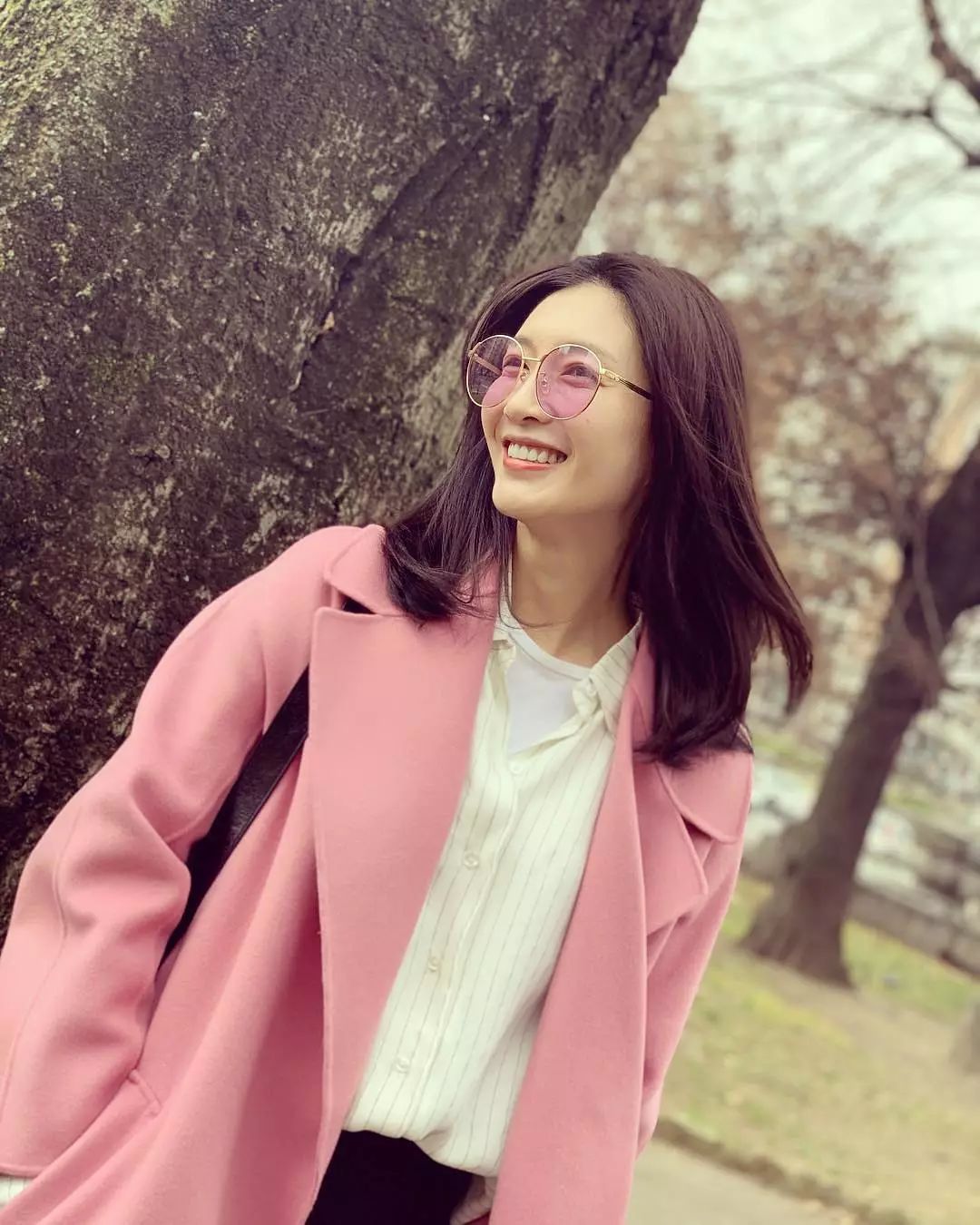 江疏影穿搭日常,照片中的江疏影身穿拼接格子衬衫