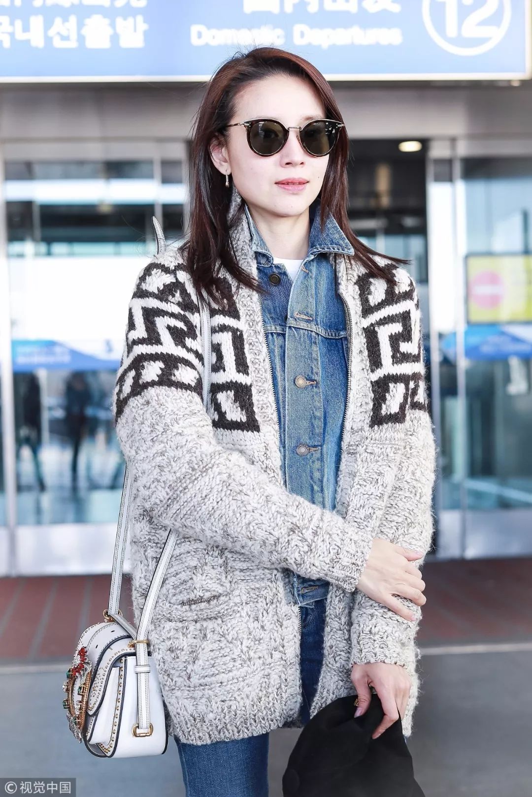 明星穿高级感针织开衫,明星同款街拍针织开衫