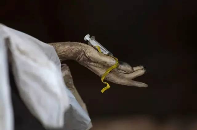 女子帮人运毒被海关抓到,女子运毒被边防警察发现