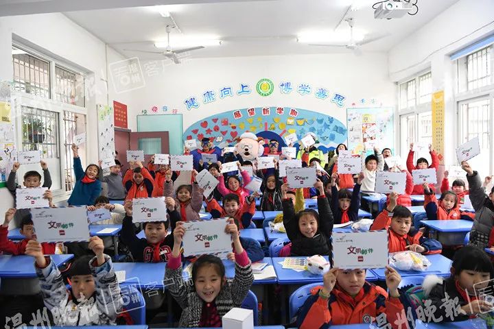 礼让斑马线,礼让行人小学生斑马线过马路