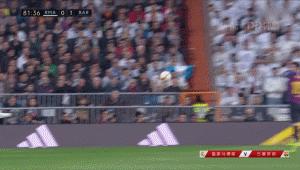 巴萨一肘干翻拉莫斯,以牙还牙霸气反击