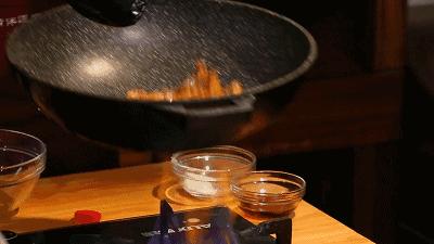 炒菜的时候粘锅教你一招轻松解决,炒菜粘锅最好的解决办法