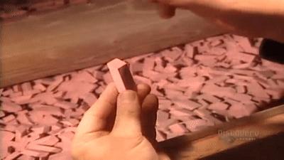 铅笔上面那块废柴橡皮为什么容易把纸擦破？