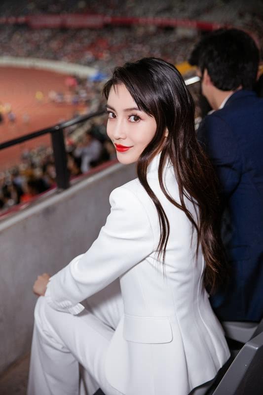 angelababy白色西装是高定吗,angelababy黑白西装