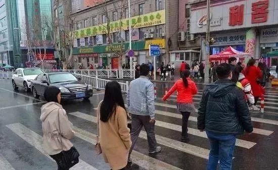 “不怕，车不敢撞你！”玉溪一父亲这样教育孩子令人汗颜！