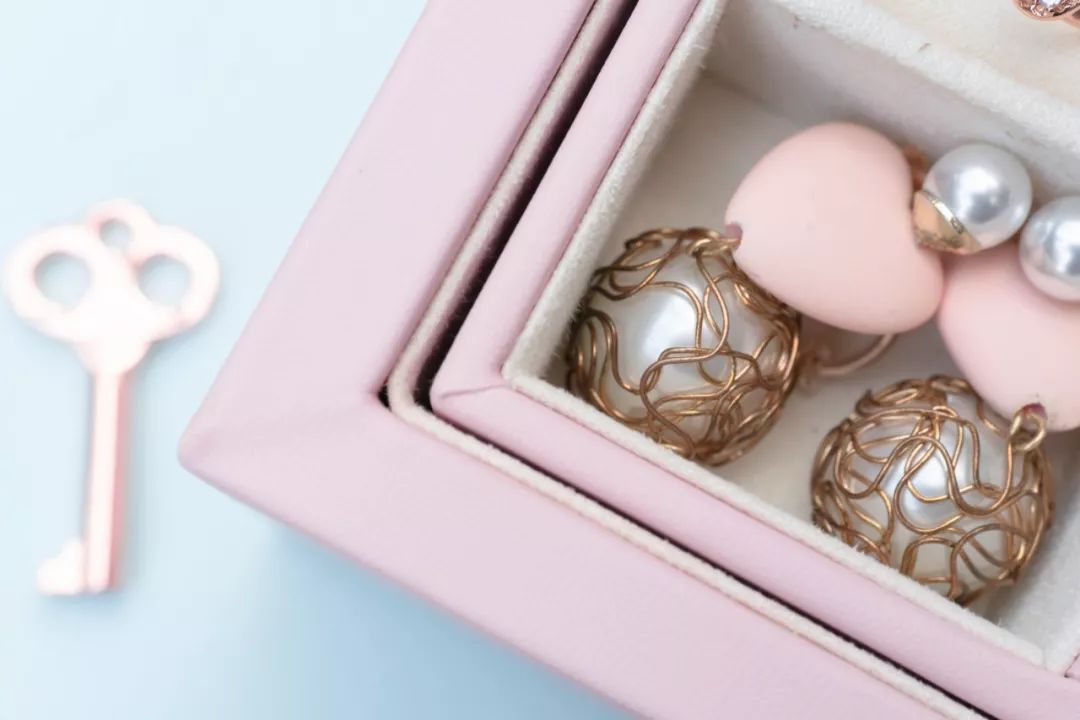 比起项链、耳环、戒指，女孩子更需要这个礼物|智黑智选