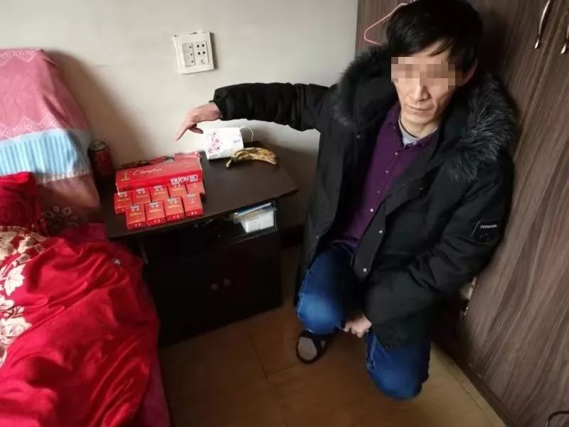 拿着别人的卡偷偷消费,买卡卖卡被抓