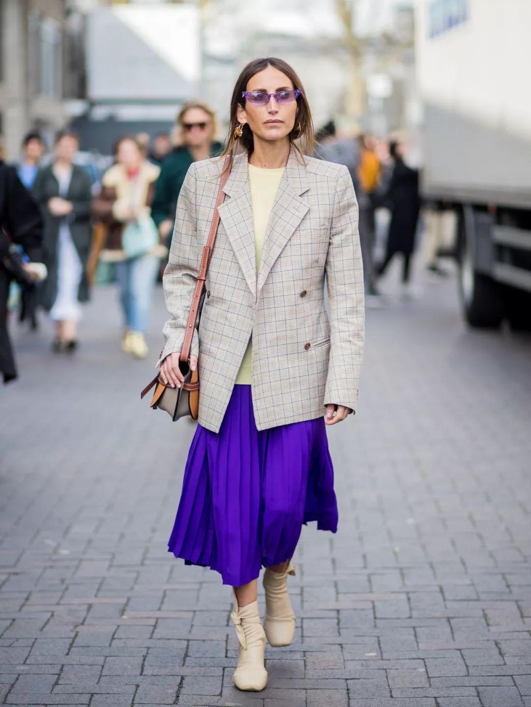 长百褶裙配黑色西装,百褶裙配西装领马甲