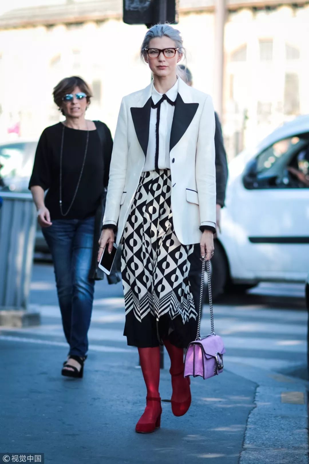 长百褶裙配黑色西装,百褶裙配西装领马甲