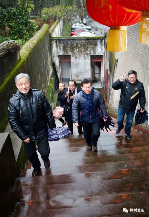 一位临江游子的故乡情：烟雨临江