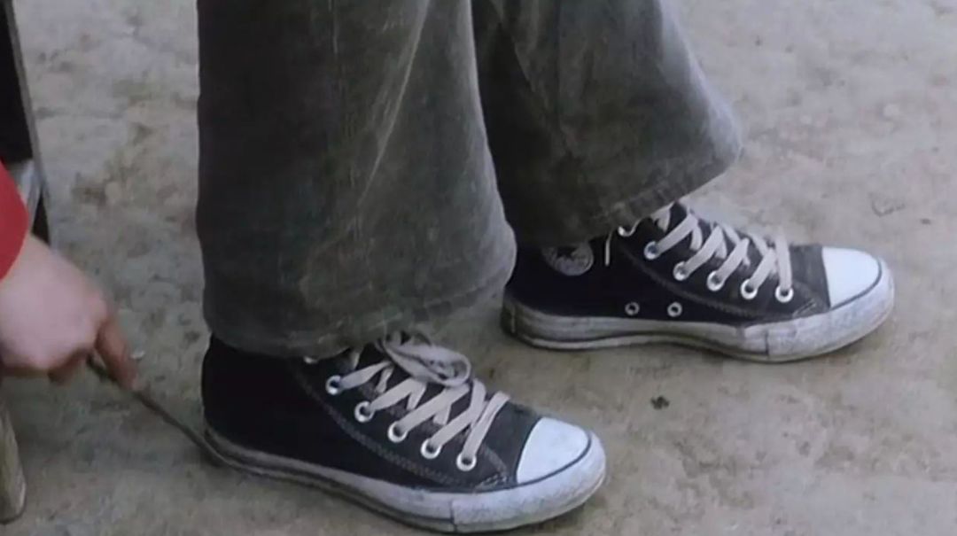 不要跟穿白衣服的人独处,不要跟穿白裤子的人在一起