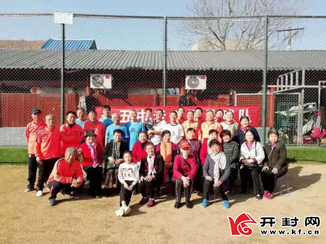 他们“带球如飞”奔跑在足球场