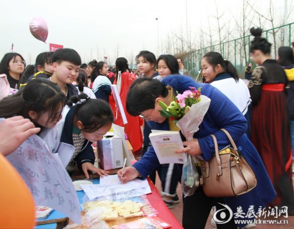 学雷锋日爱心义卖活动通知,雷锋精神燃起来爱心义卖暖校园