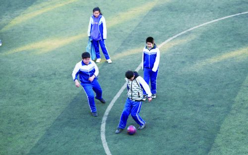 长春体育中考足球绕杆,长春中考体育足球篮球排球