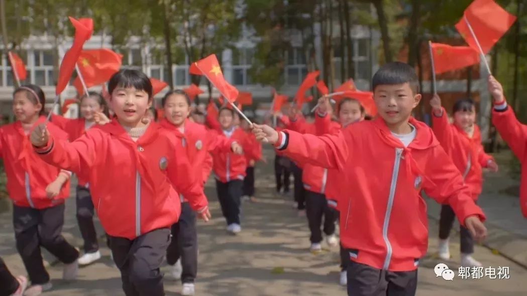 致敬祖国快闪的视频,最感人成都快闪我和我的祖国