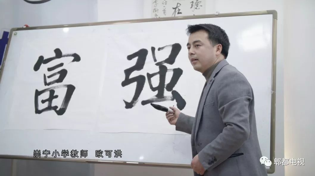 致敬祖国快闪的视频,最感人成都快闪我和我的祖国