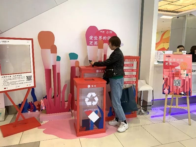 隔壁桌的女同事去了一趟凯德龙之梦虹口，居然带回来一部新手机？！