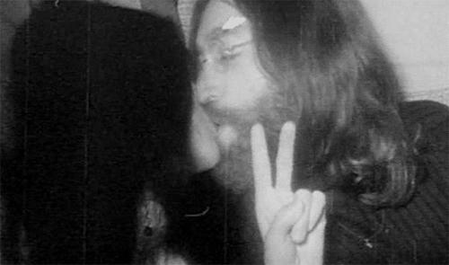 比起穿黑婚纱结婚，她们还可以更酷