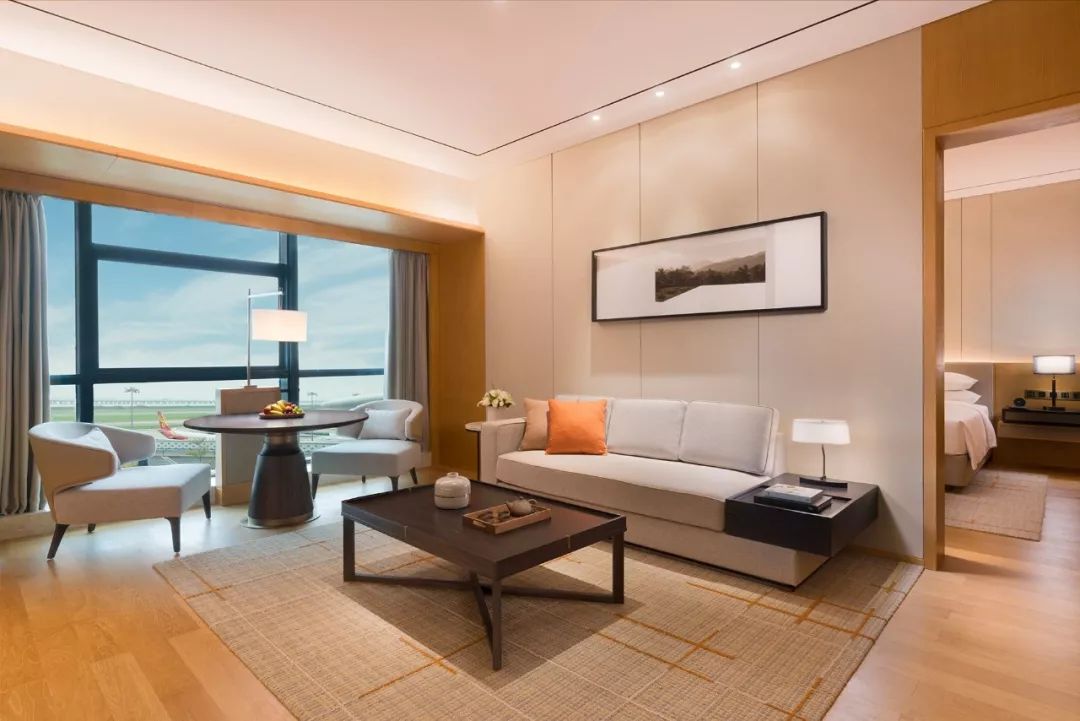 洗澡喝酒躺着看飞机!深圳机场这家奢华酒店“转机星人”务必了解一下!