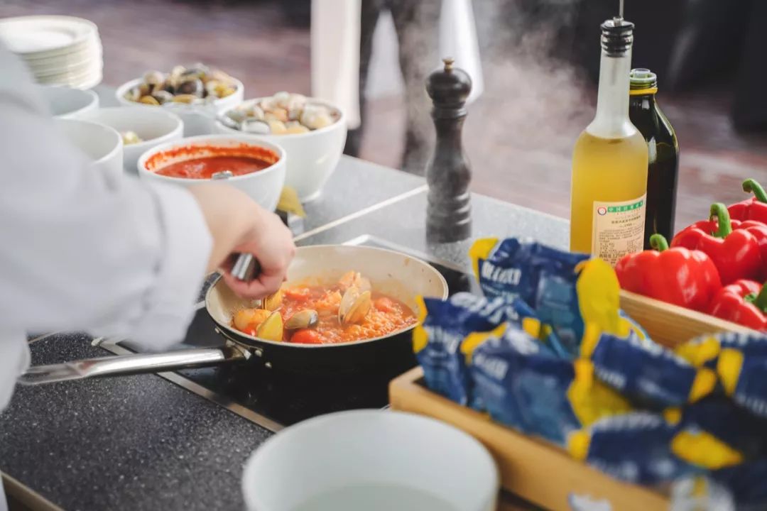 洗澡喝酒躺着看飞机!深圳机场这家奢华酒店“转机星人”务必了解一下!