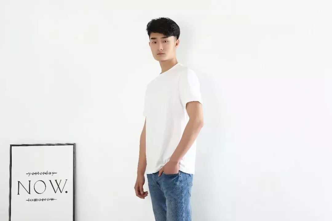 为什么全世界女明星都在穿这件白T？永不发黄，显瘦十斤，国际一线大牌*用御**工厂出品的白T，谁见谁动心！