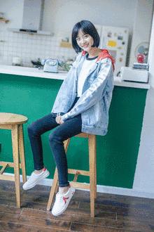 卫衣搭配牛仔裤和小白鞋,卫衣搭配黑大衣小白鞋男生