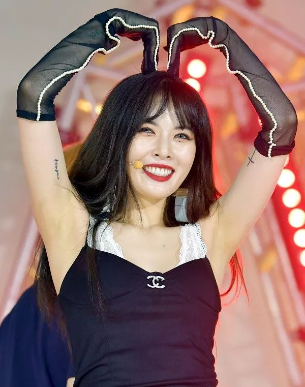 公布恋情被公司开除背假香奈儿都能带货说她是“人间毒药”我服!