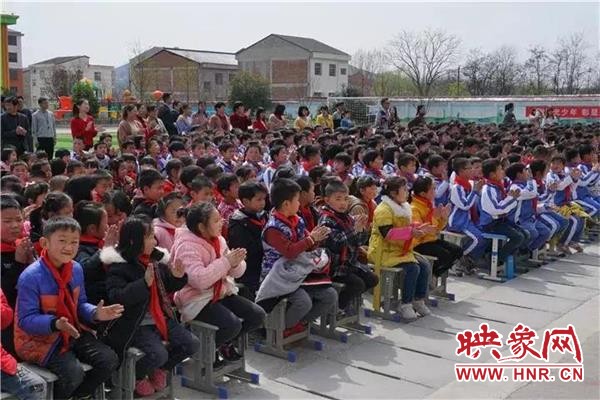 爱心篮球场落成揭牌仪式,新县爱心公园篮球场