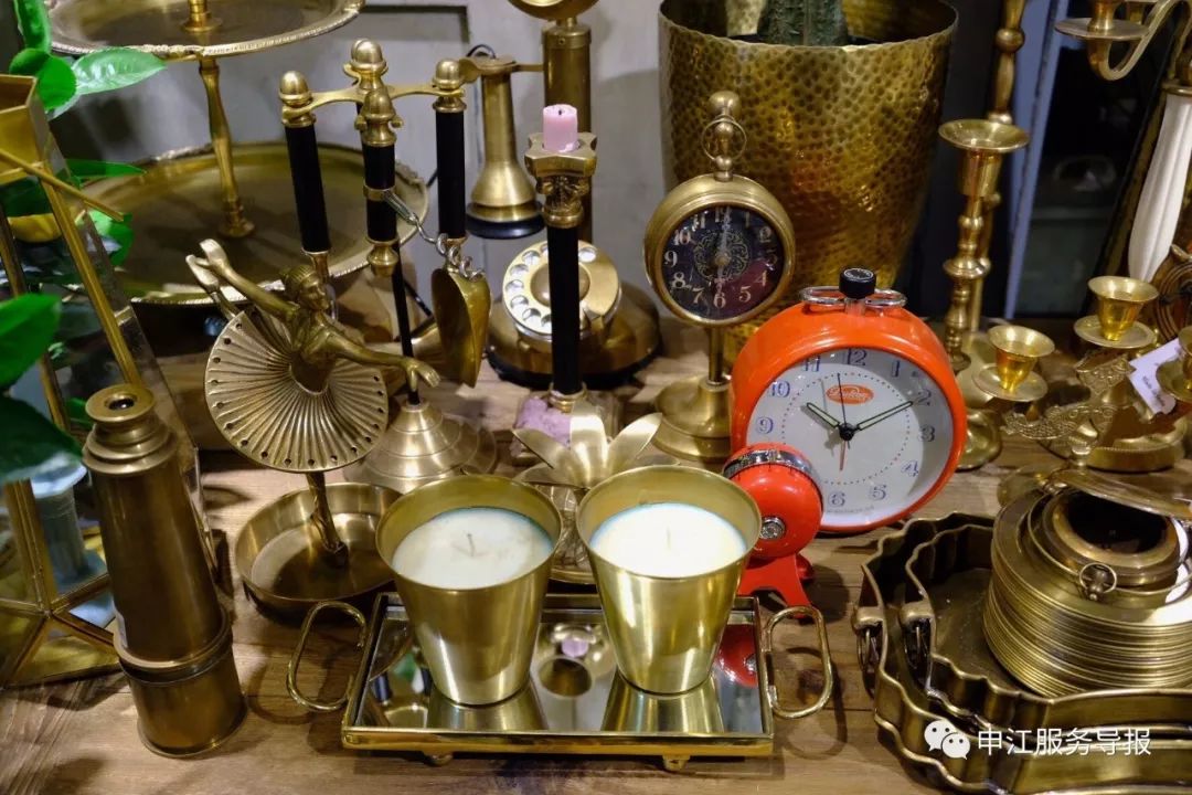 非常隐蔽的秘密基地藏在地板下,神秘的仓库到底隐藏着什么秘密