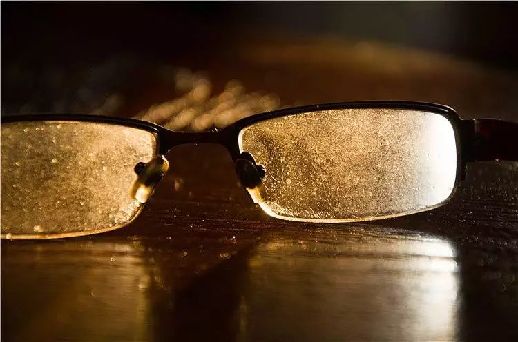 眼镜真正的清洁方式,眼镜总是脏脏的擦不干净