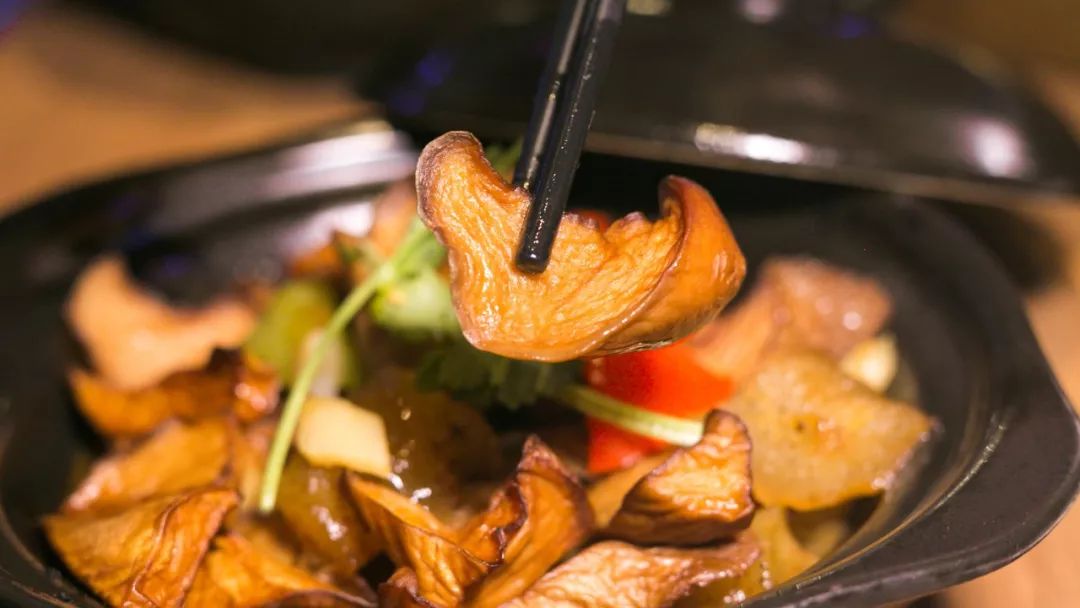 4折从四川吃到广东！我左手拿麦，右手啤酒，在这个“千面餐厅”里嗨到凌晨？