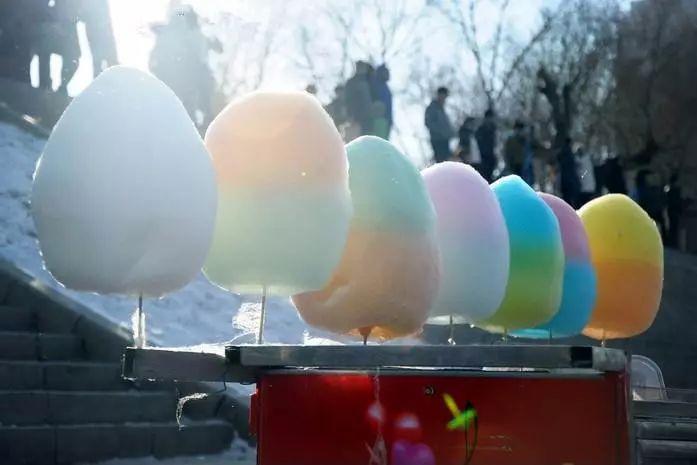 看过游乐园必备棉花糖机!开始思考棉花糖是怎么被卷成「云朵」的...