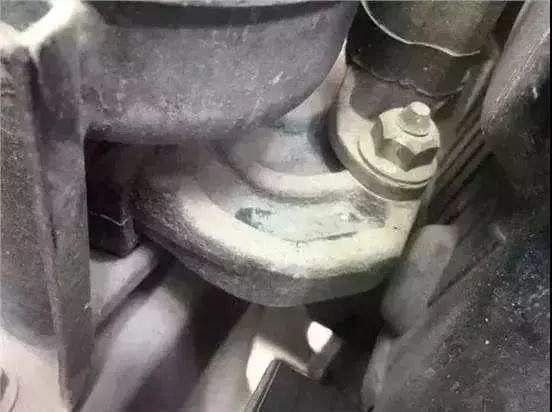 车一颠簸减震吱吱响,车一震动就滴滴响声