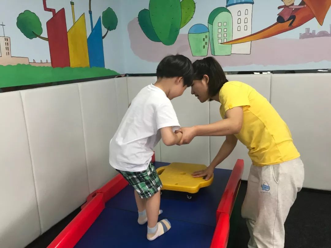 警惕孩子出现这种症状尽快就医,孩子出现这些小动作千万别大意