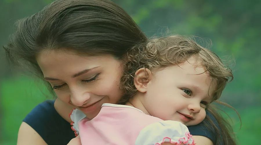 四岁小孩不走路要求妈妈抱的危害,小孩子会走路了为什么老是要抱