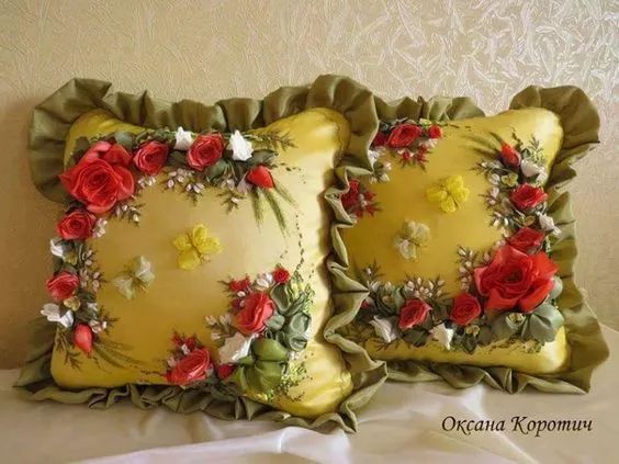 抱枕买个纯色的就够，这样缝几针，要多美有多美！