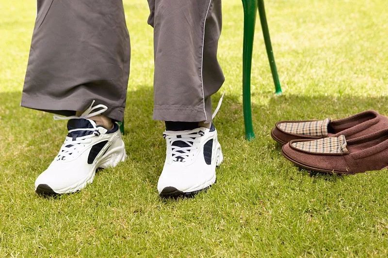 恐怖！穿双新鞋去踏青，几天后脚趾溃烂，差点要截肢！原因竟是...