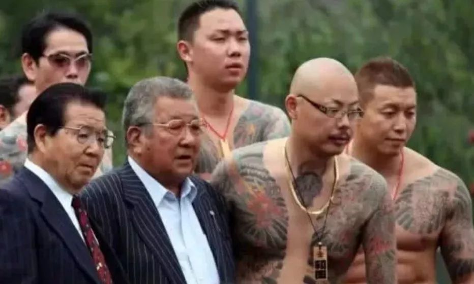 银链子和金链子风格区别,金链子还是银链子好