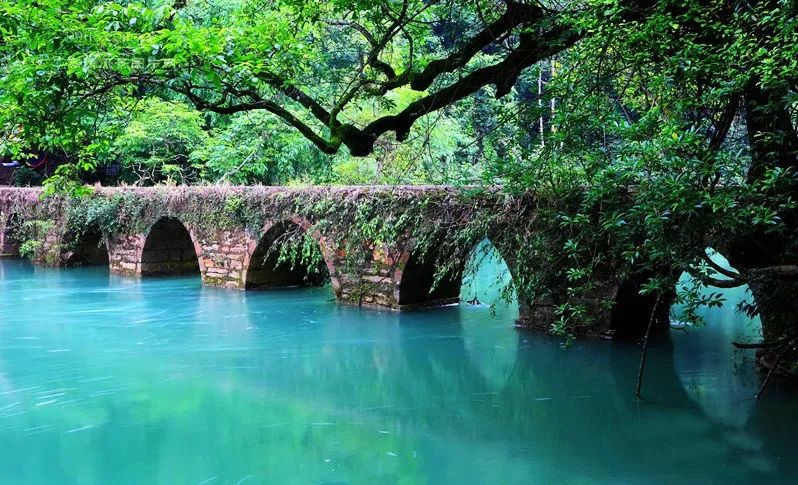 黔东南+黔西南经典八日游—昆明—马岭河峡谷—万峰林—黄果树瀑布—荔波小七孔—千户苗寨—镇远古镇—梵净山—石阡温泉