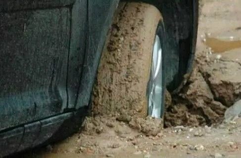 前车轮陷进泥里怎么办,车轮陷进泥坑怎么办