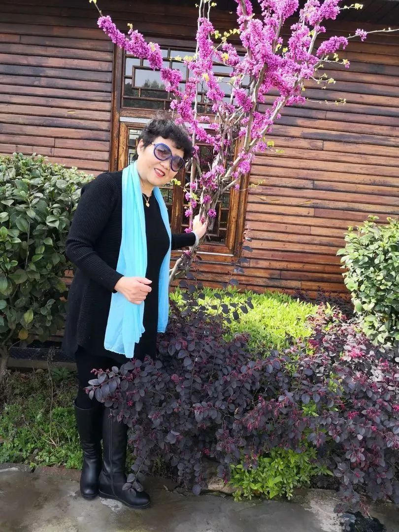 喜煞了！中国大妈外出旅游标准动作合辑！一招大雁南飞炫翻天！