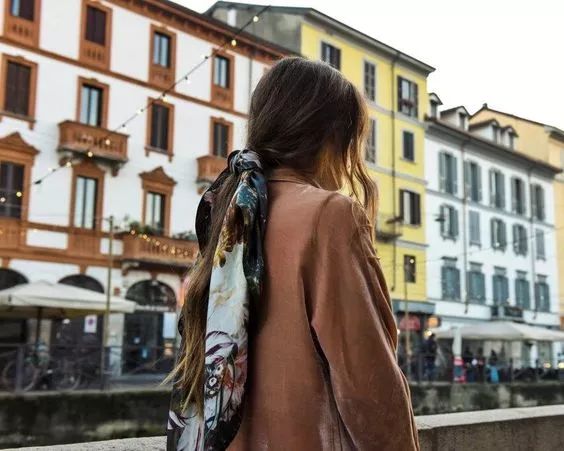 春天方丝巾怎么系好看,丝巾这样系简单时尚又清爽