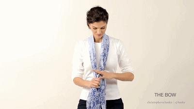 春天方丝巾怎么系好看,丝巾这样系简单时尚又清爽