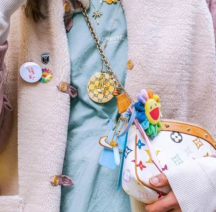 买假名牌的女孩,买假货的女生