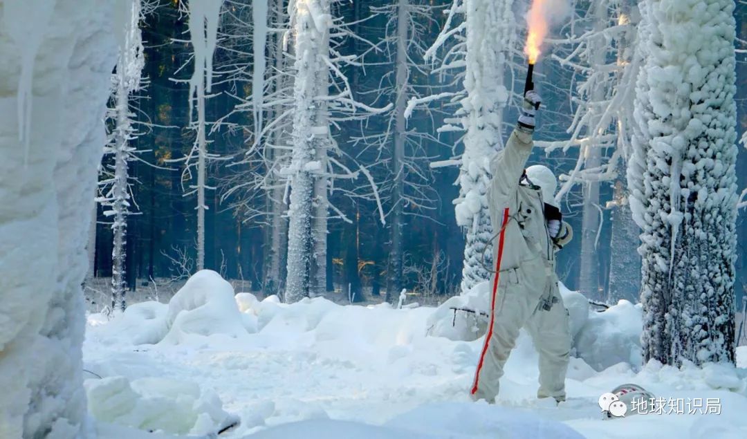 宇航员不小心掉进太空中,宇航员工作时不小心摔下太空